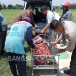 Jenazah korban hendak dibawa ke rumah duka. foto: ZAINAL A/ BANGSAONLINE