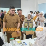 Bupati Kediri Hanindhito Himawan Pramana saat meninjau proses pemeriksaan kesehatan gratis terhadap para siswa SRMA 24. Foto: Muji Harjita/BANGSAONLINE.com