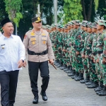 Bupati Gresik ketika mengecek pasukan dalam pembukaan TMMD ke-128. Foto: Ist