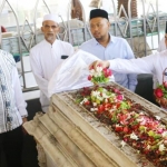 Wabup Gresik Moh. Qosim bersama pejabat Forkopimda saat berziarah di makam waliyullah. foto: ist.