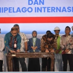 Kadindik Jatim, Aries Agung Paewai (dua dari kiri) saat penandatanganan MoU dengan sejumlah mitra dunia usaha dan industri, disaksikan oleh Wagub Jatim, Emil Elestianto Dardak (kiri). (Ist)