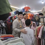 Kapolres Blitar saat mengajak anak yatim piatu untuk berbelanja baju Lebaran.