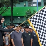 Wali Kota Kediri saat melepas keberangkatan peserta Jalan Santai dalam rangka Peringatan Hari Amal Bakti Kementerian Agama ke-80. Foto: Ist