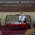 Wali Kota Eri saat hadir dalam forum diskusi kecil yang digelar di Kantor Kecamatan Benowo, Selasa (16/3/2021). (foto: ist)