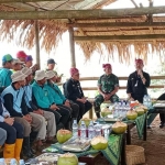 Menteri Pertanian Syahrul Yasin Limpo (pegang mik) didampingi Bupati Hanindhito Himawan Pramana (kanan Mentan) saat berdialog dengan para petani/pekebun di Desa Kanyoran. Foto: Ist.