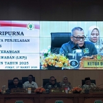 Ketua DPRD Kota Madiun saat membuka rapat. Foto: Hendro Suhartono/BANGSAONLINE