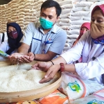 Pengecekan kualitas beras bansos di Gudang Bulog Tunggorono Jombang. (foto: ist).