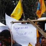PROTES: Aksi PMII Unisla saat demo di depan kantor Kejari Lamongan, Senin (15/2). foto: nurqomar/ BANGSAONLINE