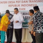 Menteri PDT dan Transmigrasi, Eko Sandjojo saat memberikan bantuan.

