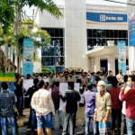 Para korban saat melakukan demo menuntut Bank BRI bertanggung jawab atas penipuan yang dilakukan oleh oknum karyawan Bank BRI Cabang Pamekasan.