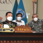 Bupati Lamongan hadir secara virtual bersama kepala OPD terkait di Command Centre Kabupaten Lamongan. (foto: ist)