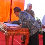 Penandatanganan MoU Pemkab Bojonegoro dan Tuban yang disaksikan Gubernur Jawa Timur. foto: ekky nurhadi/BANGSAONLINE.com