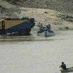 MARAK. Penambang pasir ilegal di Sungai Bengawan Solo semakin marak, tetapi Satpol PP mengaku kualahan untuk menertibkan. Foto: Eky Nurhadi/BANGSAONLINE
