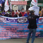 Suasana ketika demo buruh di depan Kantor DPRD Jombang.