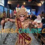 Zsazsa Zabrina Putri usai tampil menari Bali, di acara pembukaan Khadiri Mewarna. Foto: Muji Harjita/BANGSAONLINE