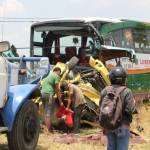 EVAKUASI. Korban tewas yang terjepit badan truk sedang dievakuasi oleh petugas. foto : suwandi/bangsaonline
