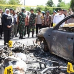 Gubernur Jatim, Khofifah Indar Parawansa meninjau Mapolsek Tambelangan Sampang yang dibakar massa. foto: ist