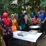Persiapan dapur umum di Desa Plosokerep. foto: AAN AMRULLOH/ BANGSAONLINE