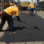 Tim URC BIMA DPUTR Gresik tengah melakukan perbaikan Jalan Raya Grogol, Desa Laban, Kecamatan Menganti. Foto: ist.