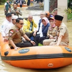 Pj Gubernur Jatim Adhy Karyono saat meninjau lokasi banjir di Bangkalan menggunakan perahu karet.