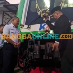 Pemecahan kendi sebagai tanda dimulainya opersional KA BIAS relasi Caruban-Solo. Foto: HENDRO SUHARTONO/BANGSAONLINE
