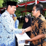 Wali Kota Kediri Abdullah Abu Bakar secara simbolis menyerahkan hadiah pemenang lomba.