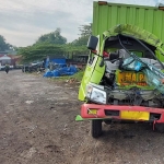 Petugas saat mengevakuasi truk yang terlibat kecelakaan di Jalan Raya Trosobo, Sidoarjo.