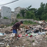 Kondisi salah satu TPS di Bangkalan. Tampak sampah berserakan. Foto: MUZAMMIL/ BANGSAONLINE