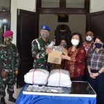 Komandan Polisi Militer Angkatan Laut (Danpomal) Letkol Laut (PM) Bomenako Leonardo, menerima secara simbolis bantuan APD dari PMKIT.