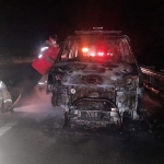 Kondisi mobil ambulans pengantar jenazah yang ludes usai dilalap api.