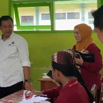 Kasi Intelijen Kejari Kabupaten Kediri, Roni, saat meninjau pelaksanaan seleksi pemilihan Duta Antikorupsi di SMPN 1 Pagu. Foto: Ist