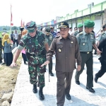 Bupati Fadeli didampingi Dandim 0812 saat memantau pembangunan jalan rabat beton hasil TMMD.