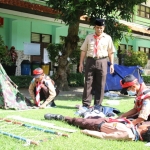 LOMBA: Pramuka penggalang simulasi menolong korban bencana saat ikuti Scampy V, di SMKN 2 Buduran, Minggu (17/3). foto: ist