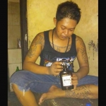 Foto Puguh menunjukkan botol miras di tahanan Polresta Sidoarjo yang menjadi viral di medsos.