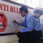 Guru dan siswa SMAMIO saat menandatangani petisi anti bullying. foto: SYUHUD/ BANGSAONLINE