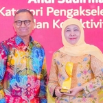 Gubernur Khofifah ketika menerima penghargaan.
