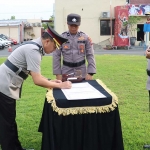 Penandatanganan berita acara sertijab Kabag SDM Polres Mojokerto Kota.

