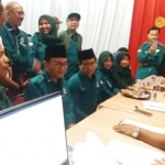 Pak Halim saat mendaftarkan bacaleg PKB ke KPU Jawa Timur. Foto : DIDI R/BANGSAONLINE