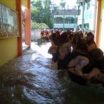 ?Siswi SMA Attanwir Talun, Sumberjo harus melawan derasnya air saat pulang menuju kamar. Foto:eky nur hadi/bangsaonline.