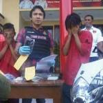 Polisi tunjukan ponsel hasil jambretan kedua tersangka. foto: rusmiyanto/BANGSAONLINE
