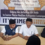 Ketua DPC PKB Lamongan Abdul Ghofur (baju putih) memberikan keterangan usai menyerahkan formulir pendaftaran bacabup didampingi pengurus DPD Nasdem.