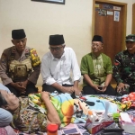 Wakil Wali Kota Kediri Gus Qowim didampingi TNI-Polri saat menjenguk salah satu warga eks. ODGJ. Foto: Ist.