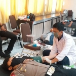 AKP Andhika Mizaldy Lubis, Kasatlantas Polres Bangkalan saat melaksanakan donor darah di Ruangan Serbaguna Polres Bangkalan, Rabu (17/6/2020).