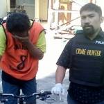 Kanit Reskrim mendampingi pelaku pencurian dan barang bukti.foto:rusmiyanto/BANGSAONLINE
