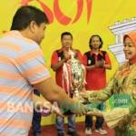 Bupati Kediri saat menyerahkan hadiah juara kontes Koi di Convention Hall Simpang Lima Gumul Kediri. foto: arif kurniawan/ BANGSAONLINE