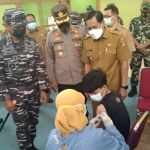 Pangkoarmada II Laksda Dr Iwan Isnurwanto saat meninjau serbuan vaksinasi TNI AL dalam rangka HUT Armada 2021.