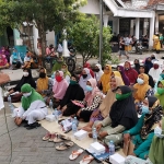 Qosim saat sambung rasa dengan warga Dusun Karangan Kecamatan Benjeng. foto: ist.