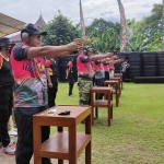 Personel Brimob Polda Jatim saat berlatih di Lapangan Tembak Wira Satya Legawa yang terletak di Kompleks Kompi 2 Batalyon B Pelopor Satbrimob Polda Jatim di Porong Sidoarjo.