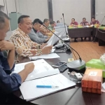 Rapat Komisi I DPRD dengan Asisten I dan DPMD membahas Pilkades Serentak.