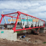 Pembangunan jembatan Jongbiru Kediri yang terus dikebut. (Foto: Muji Harjita/BANGSAONLINE)